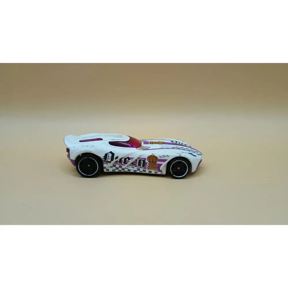 2014 HOT WHEELS-1/64 Diecast White BDD03 Queen Racing Car-Malaysia